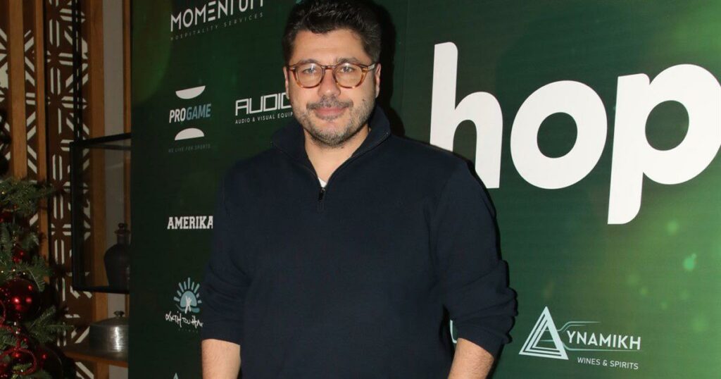 Κωνσταντάρας: Έξι μήνες από τον θάνατο του μπαμπά του – Στον τάφο του αγκαλιά με τη μαμά του