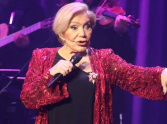 “ΔΕΝ ΝΤΡΑΠΗΚΑΤΕ;” – ΣΟΚ ΤΙ ΓΡΑΦΕΙ Η ΜΑΡΜΑΡΙΝΗ ΠΛΑΚΑ ΣΤΟΝ ΤΑΦΟ ΤΗΣ ΣΠΟΥΔΑΙΑΣ ΜΑΡΙΝΕΛΛΑΣ