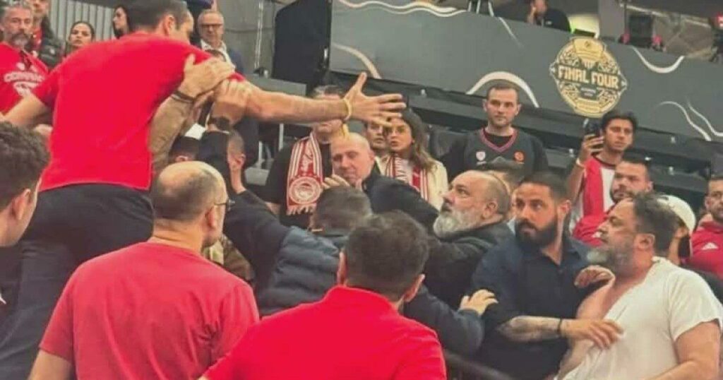 Μαρινάκης και Δημητριάδης πιάστηκαν στα χέρια πριν τον τελικό του Ολυμπιακού! Σκίστηκε η μπλούζα του προέδρου της ΠΑΕ