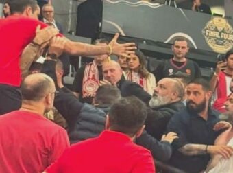 Μαρινάκης και Δημητριάδης πιάστηκαν στα χέρια πριν τον τελικό του Ολυμπιακού! Σκίστηκε η μπλούζα του προέδρου της ΠΑΕ