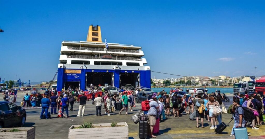Αγίου Πνεύματος: Η μεγάλη φυγή των εκδρομέων – Αυξημένη κινητικότητα σε λιμάνια και εθνικές οδούς