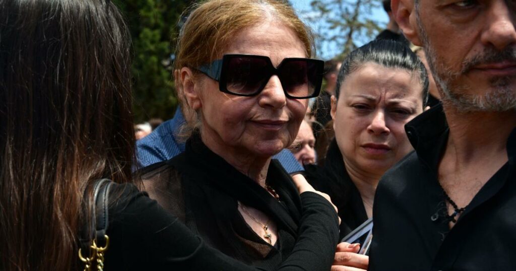 Κηδεία Μαστροκώστα: Δέος προκαλεί η εικόνα της μητέρας της – Η στιγμή που κοιτά τον ουρανό κρατώντας την φωτογραφία της