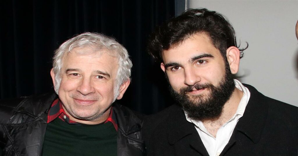 Δημήτρης Φιλιππίδης: «Γκρεμίστηκε η εικόνα του πατέρα μου – Ακόμη και σήμερα δεν τον αναγνωρίζω. Σκέφτηκα να τον παρατήσω»