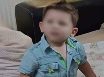 Δίκη μικρού Άγγελου: «Πάγωσε» η αίθουσα με τις καταθέσεις – Τα σοκαριστικά ευρήματα στο σώμα του παιδιού