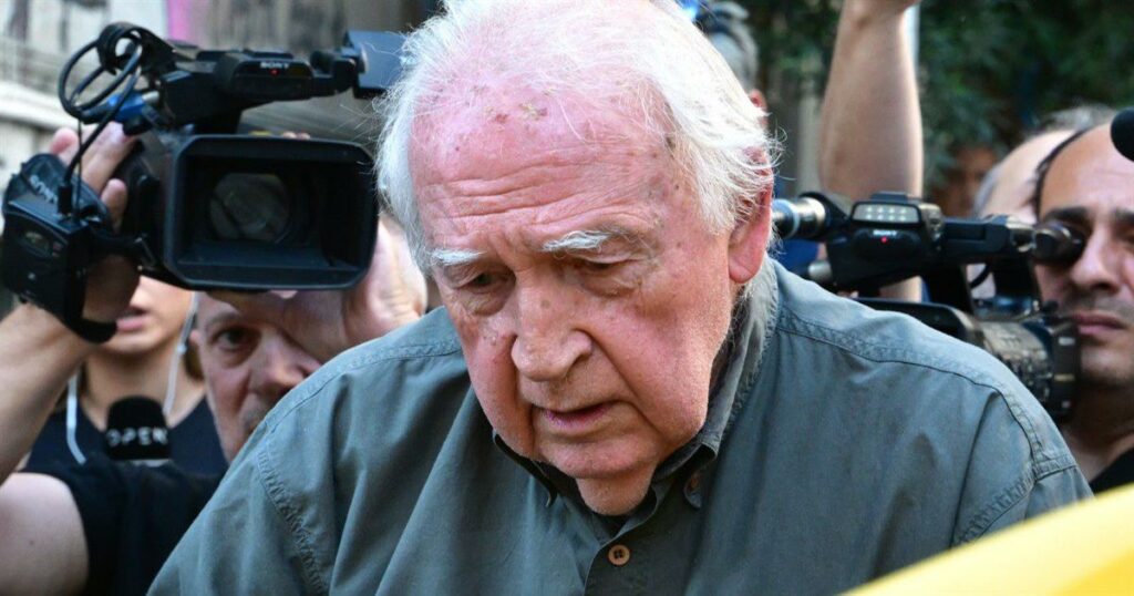 Αλέξανδρος Γιωτόπουλος: Η στιγμή που μπαίνει σε ταξί και επιστρέφει στις φυλακές – Φωτογραφίες ντοκουμέντο