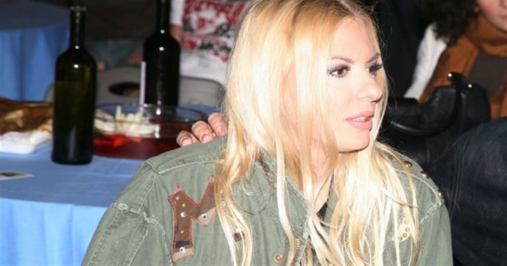 Mε τρίπατο πέδιλο και… άβαφα νύχια: Η Αννίτα Πάνια εμφανίστηκε στο Καλλιμάρμαρο έτσι και όλοι κοιτούσαν τα πόδια της