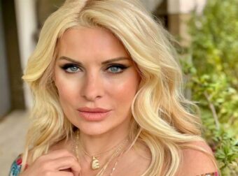 Ελένη Μενεγάκη: Ποζάρει με φούξια φόρεμα και προτείνει τους δύο αγαπημένους της καλοκαιρινούς προορισμούς