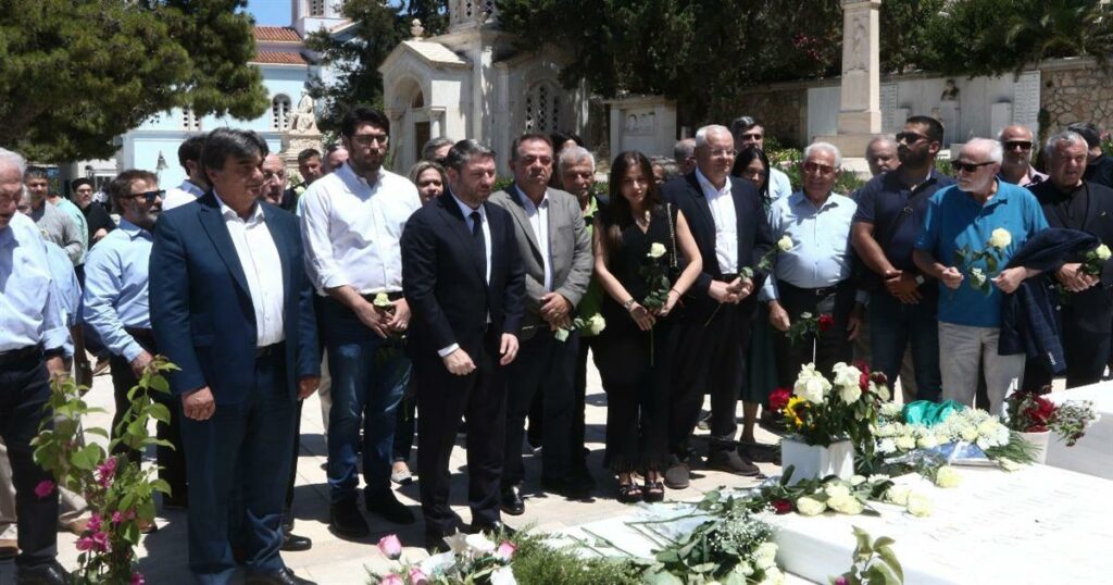 30 χρόνια μετά τον θάνατό του: Πώς είναι σήμερα ο τάφος του Ανδρέα Παπανδρέου στο Α’ Νεκροταφείο