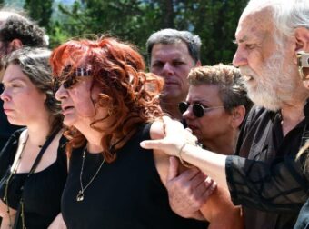 Μαίρη Ραζή: Ράκος στην κηδεία του συζύγου της – Υποβασταζόμενη από την κόρη της (Φωτογραφίες)