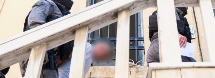 Σταυρούλα Λεβεντάκη: Αποδοκιμασίες έξω από τα δικαστήρια για τον 43χρονο – «Βρωμιάρη, δολοφόνε!» (Βίντεο)