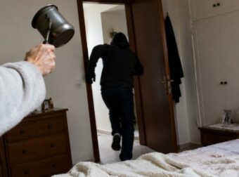 Γυναίκα ξύπνησε και βρήκε άγνωστο άνδρα πάνω από το κρεβάτι της – Τον κυνήγησε με ένα… μπρίκι!