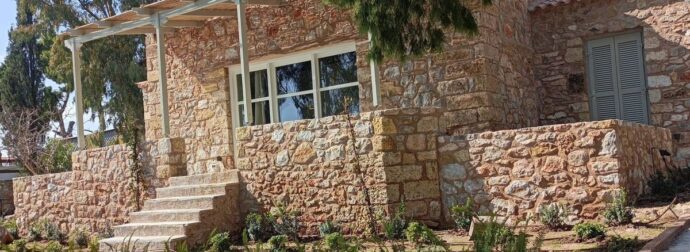 Στο «σφυρί» η βίλα του Αλέκου Αλεξανδράκη – Πόσο κοστολογείται το πανέμορφο οίκημα στο Νεράκι