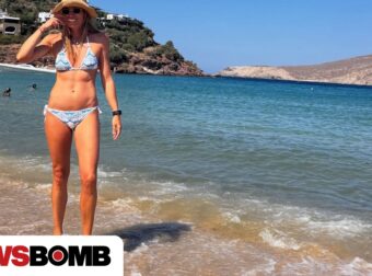 Η Μαριέττα Χρουσαλά πόζαρε με γαλανόλευκο μπικίνι στη Μύκονο τρώγοντας σουβλάκι