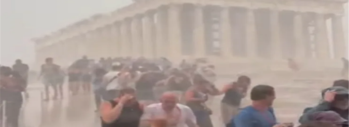 Χαμός στην Ακρόπολη: Το βίντεο με τους τουρίστες να τρέχουν να σωθούν μέσα στην κακοκαιρία που κάνει τον γύρο του κόσμου