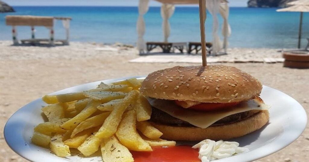 Μπάνιο, ηρεμία και ταβέρνα με 15€: Το νησί με το καλύτερο φαγητό, ακόμα και τον Αύγουστο κρατάει χαμηλά τις τιμές