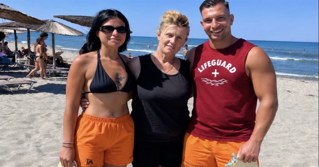 Της έσωσαν τη ζωή από βέβαιο πνιγμό και επέστρεψε να τους ευχαριστήσει κλαίγοντας με λυγμούς – Τρεις ζωές που δέθηκαν για πάντα (φωτο)
