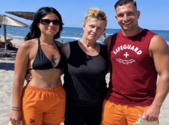 Της έσωσαν τη ζωή από βέβαιο πνιγμό και επέστρεψε να τους ευχαριστήσει κλαίγοντας με λυγμούς – Τρεις ζωές που δέθηκαν για πάντα (φωτο)
