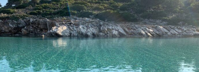 Πας με 3 ευρώ, και τρως ψαράκι, πίνεις ουζάκι με 10 ευρώ: Το πανέμορφο νησί που διαλέγουν όσοι θέλουν να πάνε “τσάμπα” διακοπές
