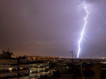 Η κακοκαιρία σφυροκοπά τη χώρα με μπουρίνια, χαλάζι και πάνω από 100.000 κεραυνούς σε μία ώρα – Καταιγίδα αυτή την ώρα στην Αττική