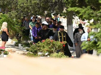 ΣΟΚ ΤΩΡΑ ΣΤΗΝ ΚΗΔΕΙΑ ΤΗΣ 41ΧΡΟΝΗΣ ΣΤΗΝ ΣΥΡΟ – ΔΕΝ ΤΟ ΧΩΡΑΕΙ Ο ΝΟΥΣ ΑΥΤΟ ΠΟΥ ΣΥΝΕΒΗ ΕΞΩ ΑΠΟ ΤΟ ΝΕΚΡΟΤΑΦΕΙΟ