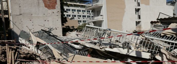 Στο μικροσκόπιο οι εκσκαφές για την κατάρρευση της πολυκατοικίας στα Πετράλωνα – Τι προκύπτει από τις εργασίες στο διπλανό οικόπεδο