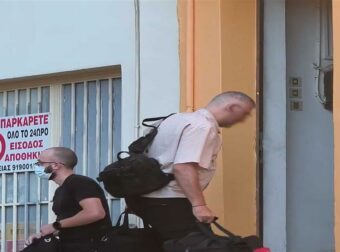 Θρίλερ: Δολοφονία ο θάνατος του 80χρονου – Τον έπνιξαν με μαξιλάρι μέσα στο σπίτι του – Τον βρήκε ο γιος του (video)