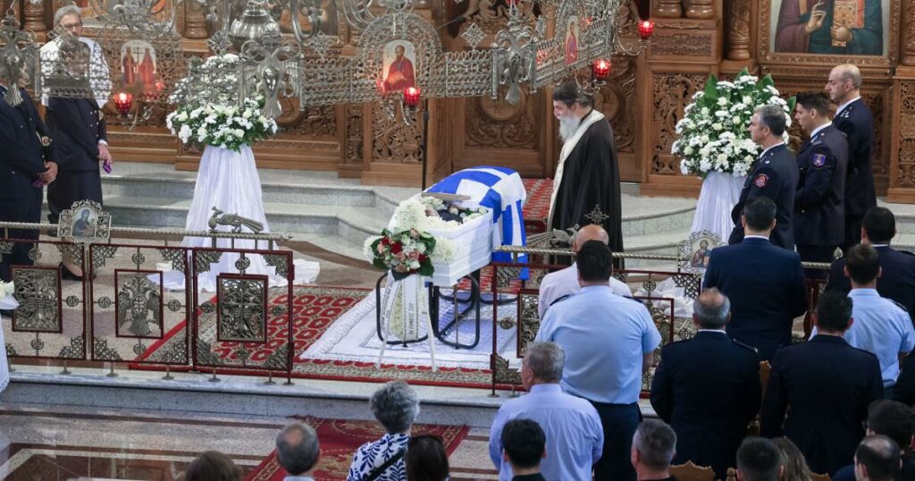 Κωνσταντίνος Λαιμοδέτης: Θρήνος στην κηδεία του 27χρονου Πυροσβέστη που έχασε τη ζωή του στη φωτιά – Φωτογραφίες