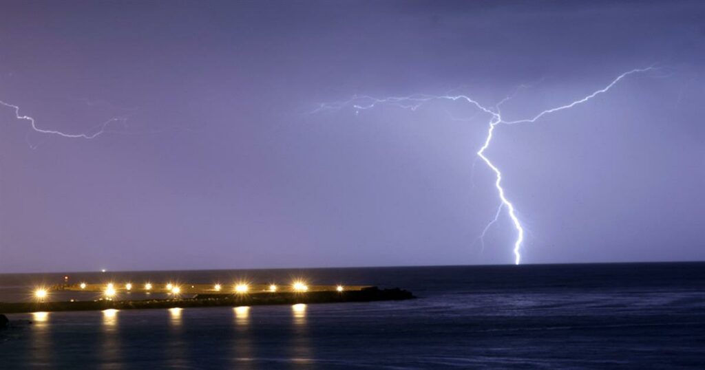 Καιρός: Από τους 43°C, σε επικίνδυνες καταιγίδες και χαλάζι – Η Παρασκευή φέρνει θεαματική ανατροπή