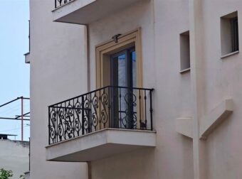 Από αυτό το μπαλκόνι έπεσε ο 17χρονος στο Χαλάνδρι – Κλινικά νεκρός ο νεαρός