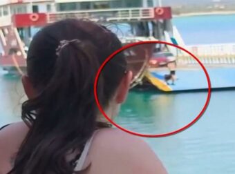 Απίστευτες εικόνες από την Ελαφόνησο: Καταπέλτης ανοιχτός εν πλω – Άνδρας κολυμπούσε στη θάλασσα για να ανέβει στο πλοίο