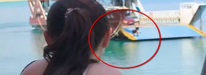 Απίστευτες εικόνες από την Ελαφόνησο: Καταπέλτης ανοιχτός εν πλω – Άνδρας κολυμπούσε στη θάλασσα για να ανέβει στο πλοίο