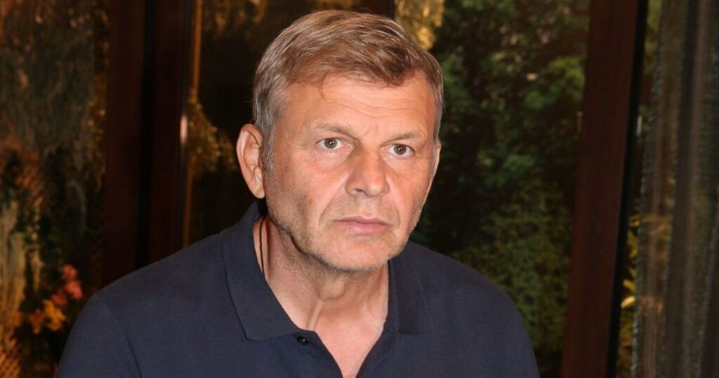Απόστολος Γκλέτσος: Συνεχίζει να τον εκθέτει ο κουμπάρος του – Η νέα φωτογραφία από το παρελθόν με το αποκαλυπτικό μαγιό και η ατάκα για το…ψάρι