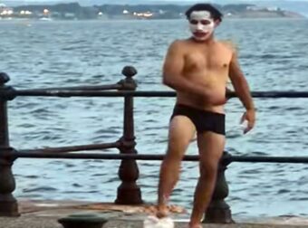 Άνδρας βάφτηκε «Τζόκερ» και βούτηξε στον Θερμαϊκό με το εσώρουχο – Το απρόσμενο περιστατικό στην παραλία της Θεσσαλονίκης