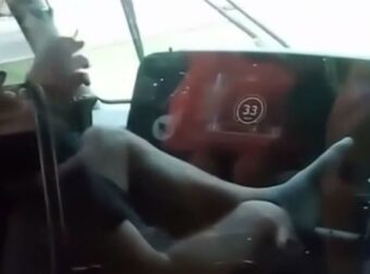 «Όταν νιώθεις ότι δεν σε αγγίζει κανείς»: Οδηγός του τραμ καπνίζει ξυπόλυτος, με τα πόδια απλωμένα στην κονσόλα και γίνεται viral – Δείτε βίντεο