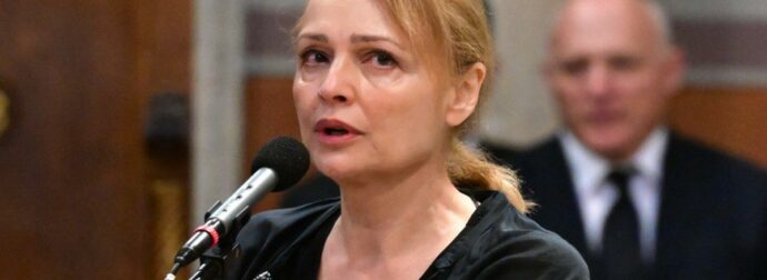 Κηδεία Μάρως Κοντού: «Τσάκισε» τους πάντες ο επικήδειος της Παλληκαράκη – «Κράτησες περήφανο το παιδί μέσα σου»