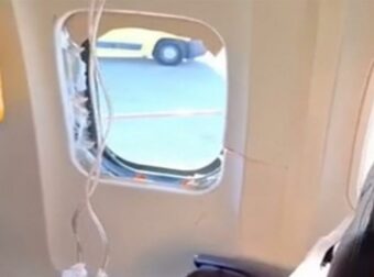 Η σύζυγος του επιβάτη που κρεμόταν από το παράθυρο του αεροπλάνου σπάει τη σιωπή της: «Ο άντρας μου λιποθύμησε τρεις φορές»
