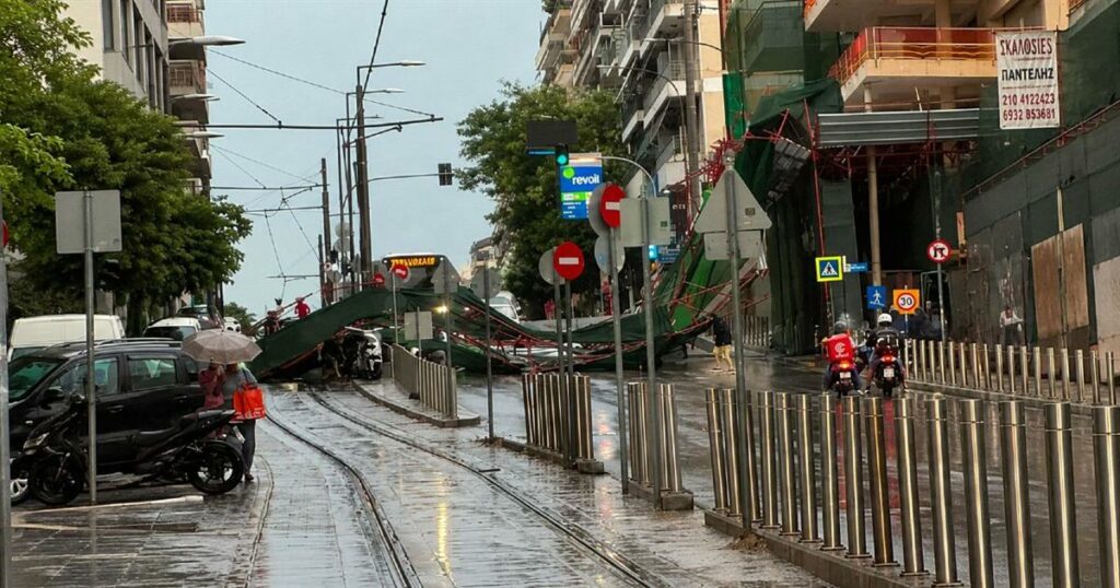 Χάος από την κακοκαιρία: Η στιγμή που σκαλωσιά καταρρέει στη Γρηγορίου Λαμπράκη – Διακόπηκε η κυκλοφορία (video)
