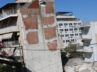 Αποκάλυψη για τα Πετράλωνα: Είχαν στραβώσει τα αλουμίνια μέρες πριν καταρρεύσει η πολυκατοικία