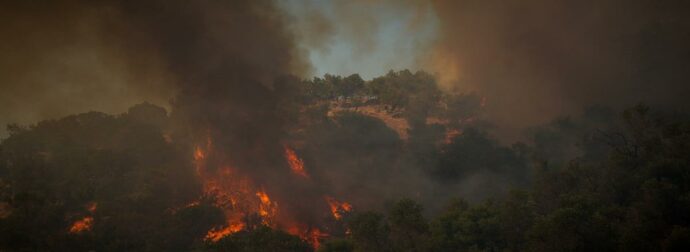 Πύρινη κόλαση στο Ρέθυμνο με δύο νεκρούς πυροσβέστες: Καίγονται σπίτια και εκκενώνουν την Αγία Γαλήνη με πάνω από 2.000 τουρίστες