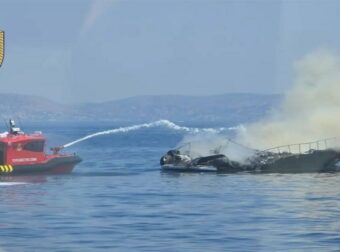 Συγκλονιστικές εικόνες από τη βύθιση ταχύπλοου που παραδόθηκε στις φλόγες ανοιχτά της Βουλιαγμένης