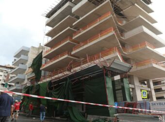 Μπουρίνι στην Αττική: Κατέρρευσε σκαλωσιά πολυκατοικίας στον Πειραιά