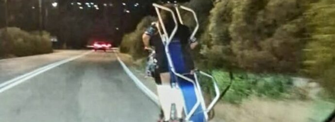 Απίστευτο περιστατικό στην Εύβοια: Μετέφεραν ξαπλώστρα πάνω σε δικάβαλο ηλεκτρικο πατίνι