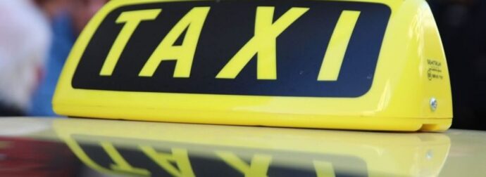 Οδηγός ταξί απείλησε τέσσερις 17χρονους που αρνήθηκαν να πληρώσουν διπλάσιο κόμιστρο