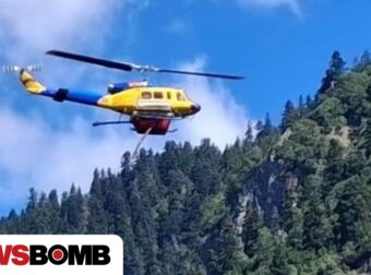 Φωτιά στα Άγραφα: Συγκλονιστικό βίντεο με ελικόπτερο να γεμίζει νερό από το ποτάμι