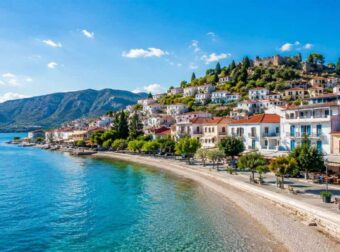 Θα νομίζεις ότι είσαι σε νησί αλλά πας με το αμαξάκι σου: Το παραθαλάσσιο «διαμάντι» με τα κρυστάλλινα νερά που ηρεμείς, τρως, κοιμάσαι χωρίς να πληρώσεις μία περιουσία
