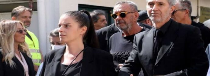 “Στην κηδεία δεν θα”: Το ανακοίνωσε με κλάματα η σύζυγος Κόκοτα – Η απόφαση της οικογένειας του τραγουδιστή
