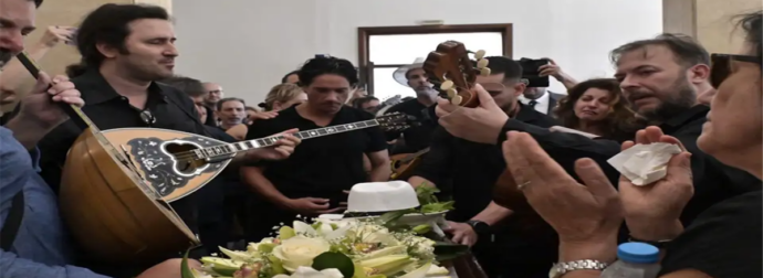 Σπαρακτικές στιγμές στην κηδεία του Νίκου Καλογερόπουλου: Το τραγούδι που έκανε τους πάντες να λυγίσουν