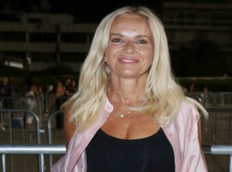 Δεν μπορούσαν να πάρουν τα μάτια τους από πάνω της: Η Μαρία Μπεκατώρου έγινε νονά στην Κεφαλονιά – Δείτε πώς εμφανίστηκε