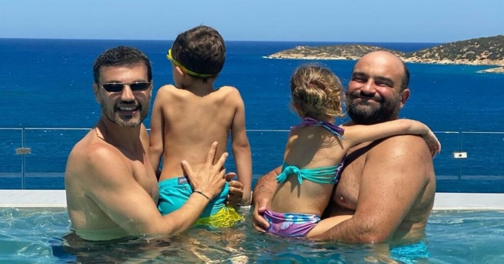 Όλοι κοίταζαν αυτή την οικογένεια στην παραλία: Ο Παντελής Τουτουντζής με τα παιδιά του – Οι τρυφερές στιγμές