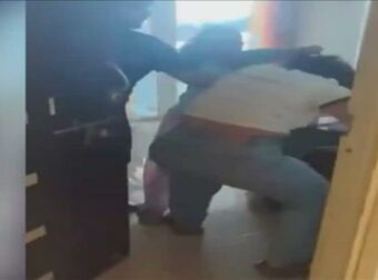 Viral βίντεο: Βρήκε τον άνδρα της στο διαμέρισμα άλλης γυναίκας και πιάστηκαν μαλλί με μαλλί – Εκείνος καθόταν και τις κοιτούσε (video)